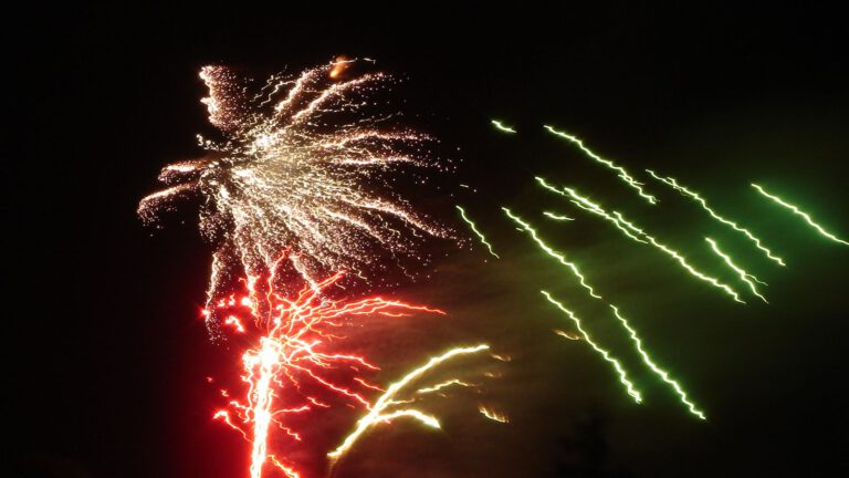 Buntes Feuerwerk an Silvester am Nachthimmel